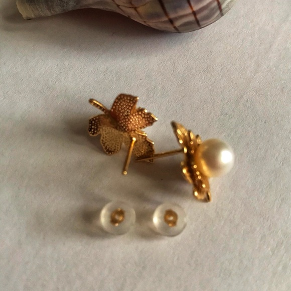 Freshwater Pearl Stud Earrings - Picture 6 of 8